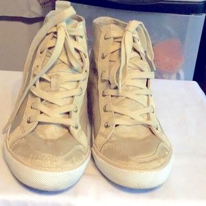 beige textured tennis shoe